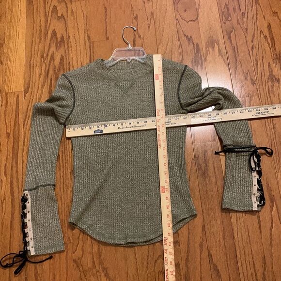 Free People Sz Medium mountaineer cuff T-shirt w/lace up/down sleeve option. - Picture 10 of 10